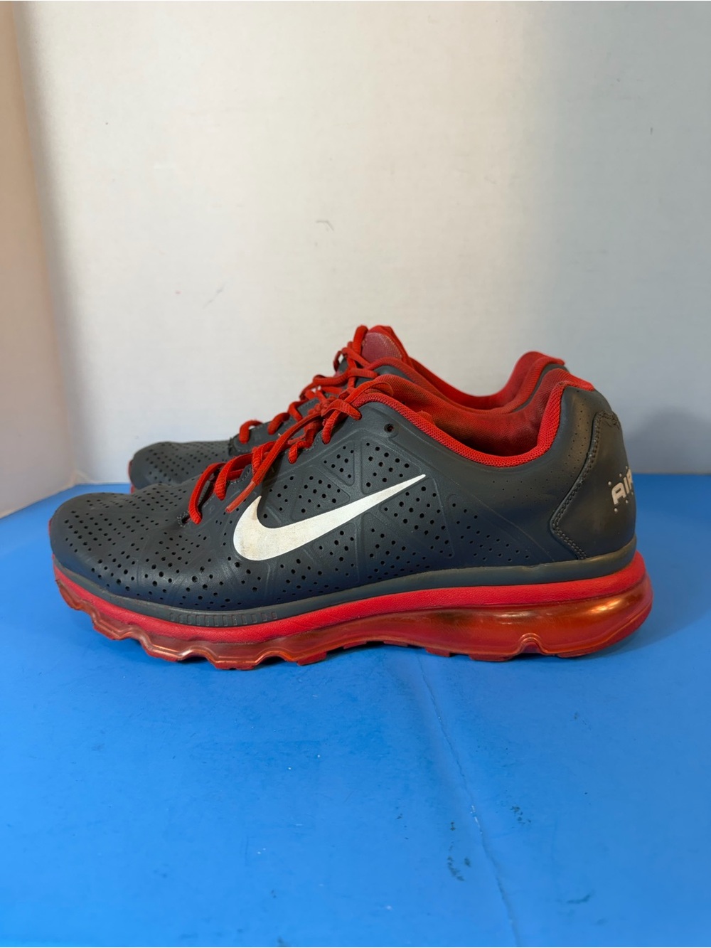 Nike Men’s Black & Red Perforated Air Cushion Sneakers